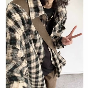 日系古着宽松格子衬衫男学院风刺绣破烂长袖工装衬衣情侣毛边外套图片