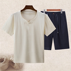 白色上衣＋深蓝短裤