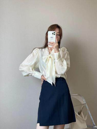 秋季，胸前系蝴蝶结款小衫，肩部有小心机设计，二色，超漂亮，其它，她西子