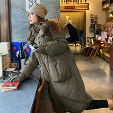 军绿色羽绒服女冬季新款韩系宽松长款过膝保暖加厚连帽白鸭绒外套，女装羽绒服，1D066-1