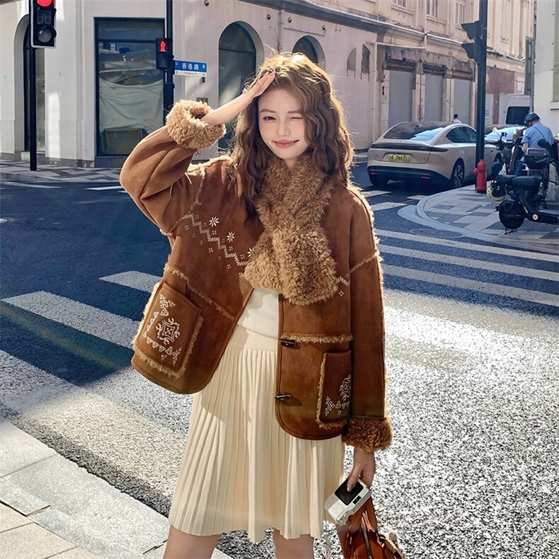 小个子减龄刺绣麂皮绒皮毛一体上衣围巾领羊羔毛外套女冬，女装羊羔毛/颗粒绒，浙宝106