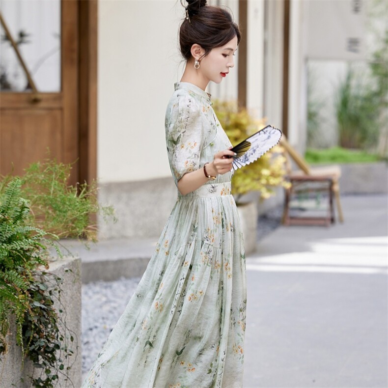 新中式国风复古盘扣长款连衣裙女2025夏新款高腰显瘦立领碎花长裙图片