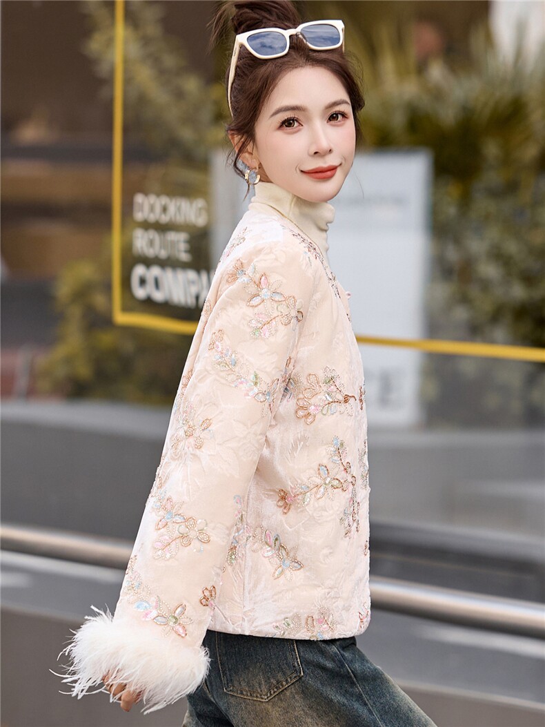 2025年冬季新中式90白鸭绒真狐狸毛时尚高端订珠短款羽绒服,女装羽绒服,超帛