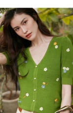 何穗同款V领刺绣冰丝针织棉线T恤2023夏季新款半袖上衣绿色短袖女，女装针织衫/毛衣，千御纺羊绒