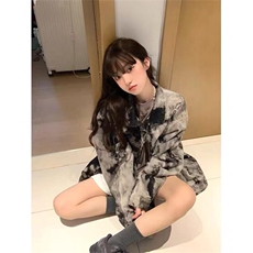 灰色