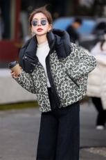 时尚印花连帽羽绒服女2024冬季洋气独特别致小个子短款白鸭绒外套，女装羽绒服，歌伊格美