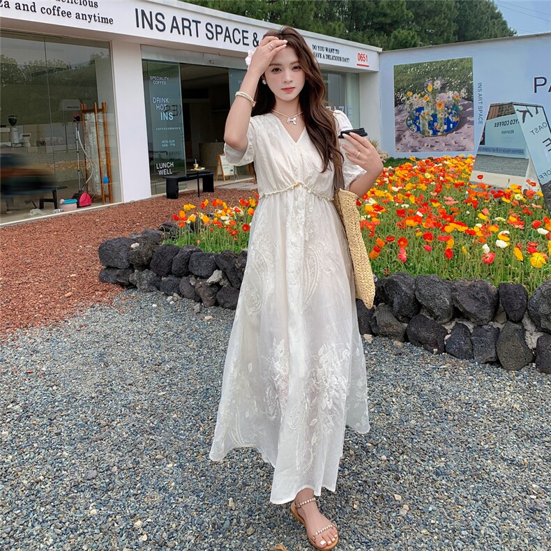 新中式法式V领高级感刺绣连衣裙女米色温柔度假风绝美初恋茶歇裙,女装连衣裙,浙宝208A