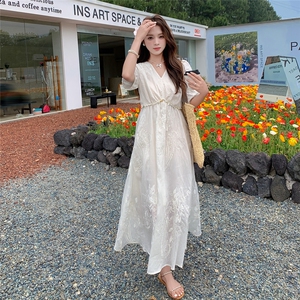 新中式法式V领高级感刺绣连衣裙女米色温柔度假风绝美初恋茶歇裙图片