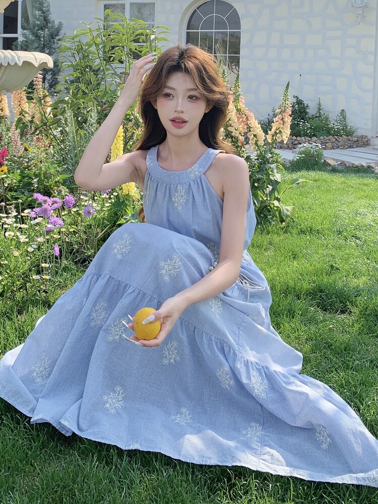 蓝色气质海边度假风绣花挂脖连衣裙女2025夏新款松弛感时尚A字裙,女装连衣裙,蝶眷