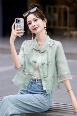 2025年夏季盘扣新中式欧根纱刺绣外套女短款小个子薄款防晒衣减龄，女装短外套，伊仟回