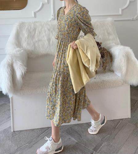 21005v领短袖碎花连衣裙，女装连衣裙，mona 茉奈