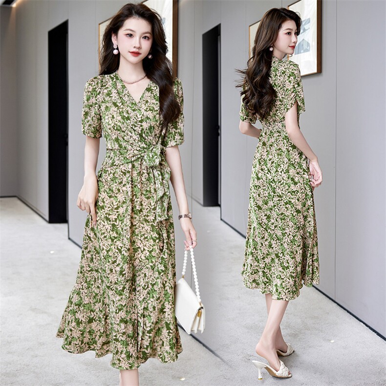 洋气妈妈装V领碎花收腰雪纺连衣裙夏季新款中老年宽松减龄中长裙，女装连衣裙，时尚俏佳人