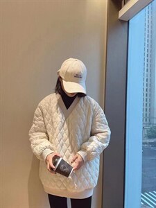 现货，黑、白两色图片
