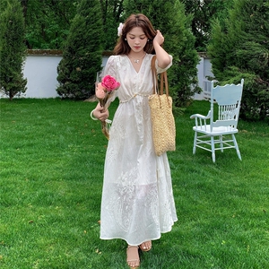 新中式法式V领高级感刺绣连衣裙女米色温柔度假风绝美初恋茶歇裙图片