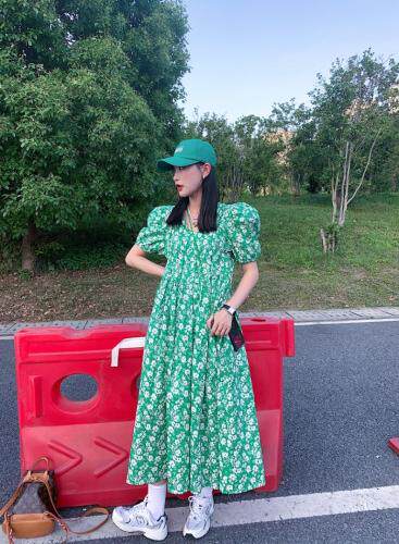 V领碎花连衣裙，女装连衣裙，last name