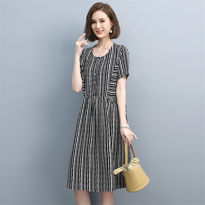 2021夏季新款简约时尚圆领拼接休闲舒适条纹连衣裙,女装连衣裙,丽影随形