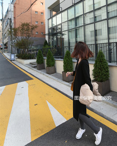 秋冬新款韩版V领中长款过膝长袖针织连衣裙女宽松显瘦打底毛衣裙图片