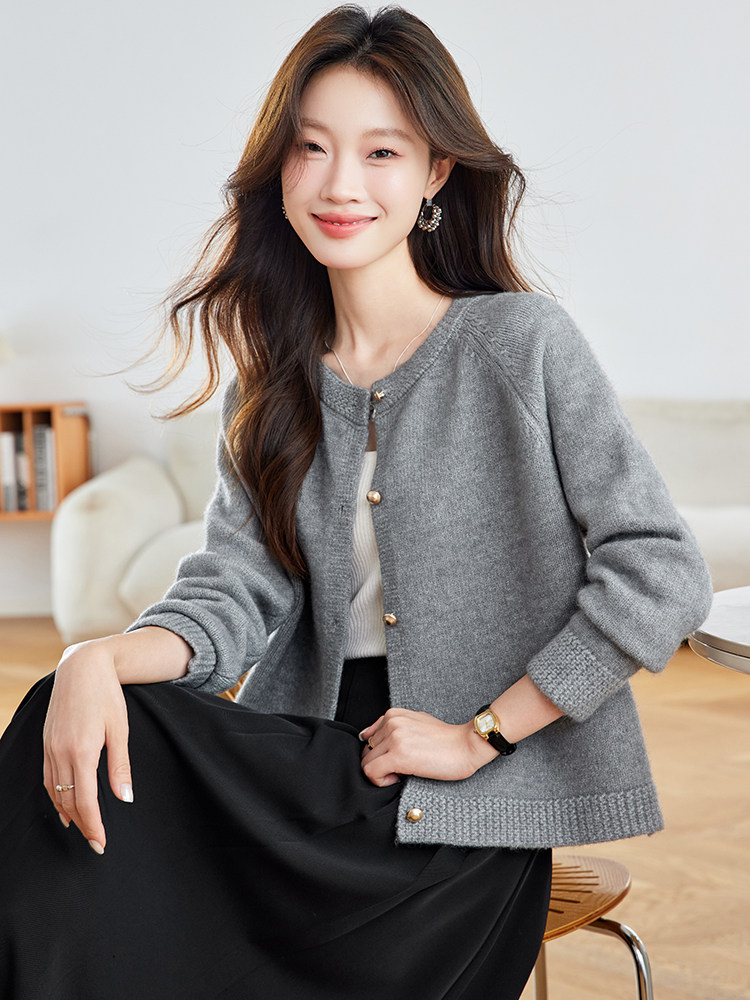 2025早秋新款慵懒风圆领针织开衫简约短外套毛衣女,女装短外套,时尚风爆