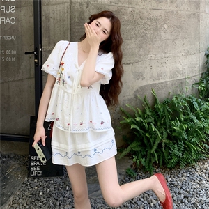 温柔甜妹风套装法式刺绣碎花V领衬衫上衣女夏季高腰半身裙两件套图片