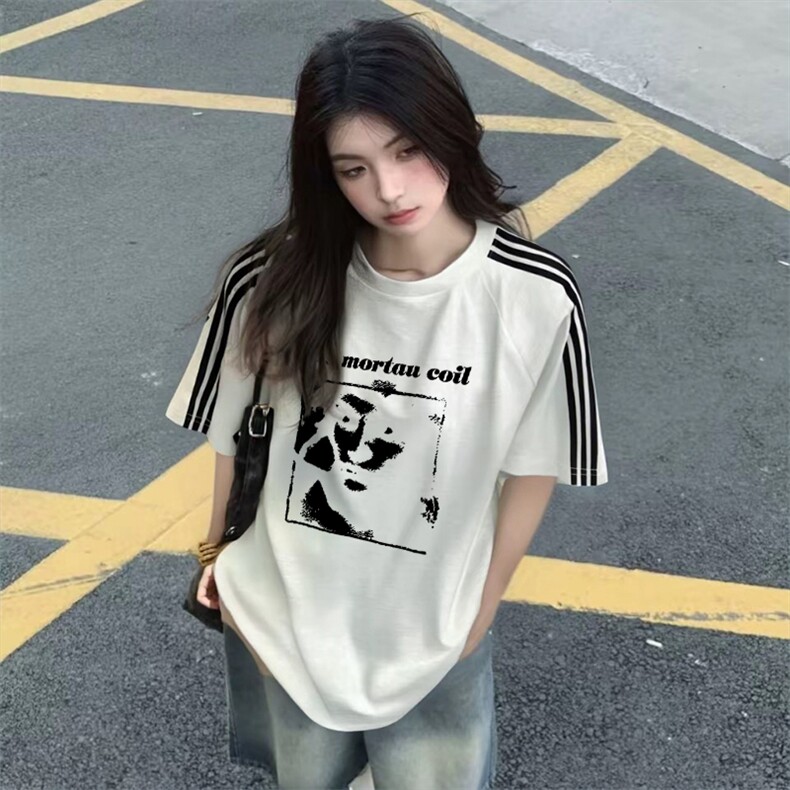 抖音得物品质二开240克宽松纯棉美式潮牌印花三条杠中性风短袖T恤图片