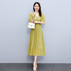 2024年夏季新款女装气质简约洋气减龄中长款纯色时尚百搭连衣裙，女装连衣裙，拾衣