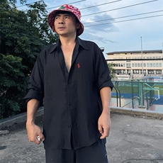 黑色