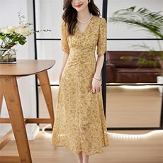 碎花连衣裙女夏季2024新款设计感褶皱收腰显瘦V领气质女人味裙子，女装连衣裙，姿衣坊