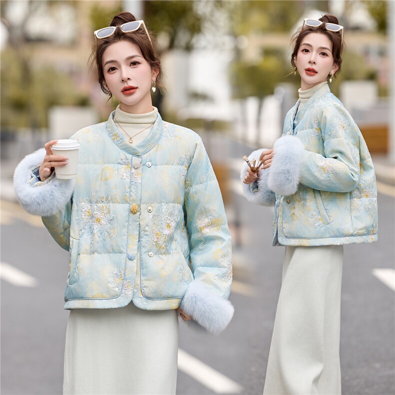 现货。2025年潮冬季真狐狸毛重工刺绣短款新中式羽绒服新款,女装羽绒服,伊仟回