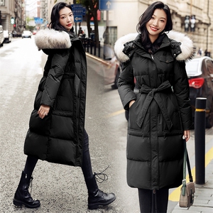 时尚保暖女士羽绒服 冬季新款韩版中长款 大毛领设计 显瘦修身 高品质白鸭绒填充图片