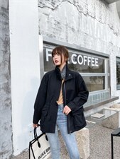 PANDLI经典的竖领领口融入拼接牛仔元素‘使得单一色调显得，其它，潘大利