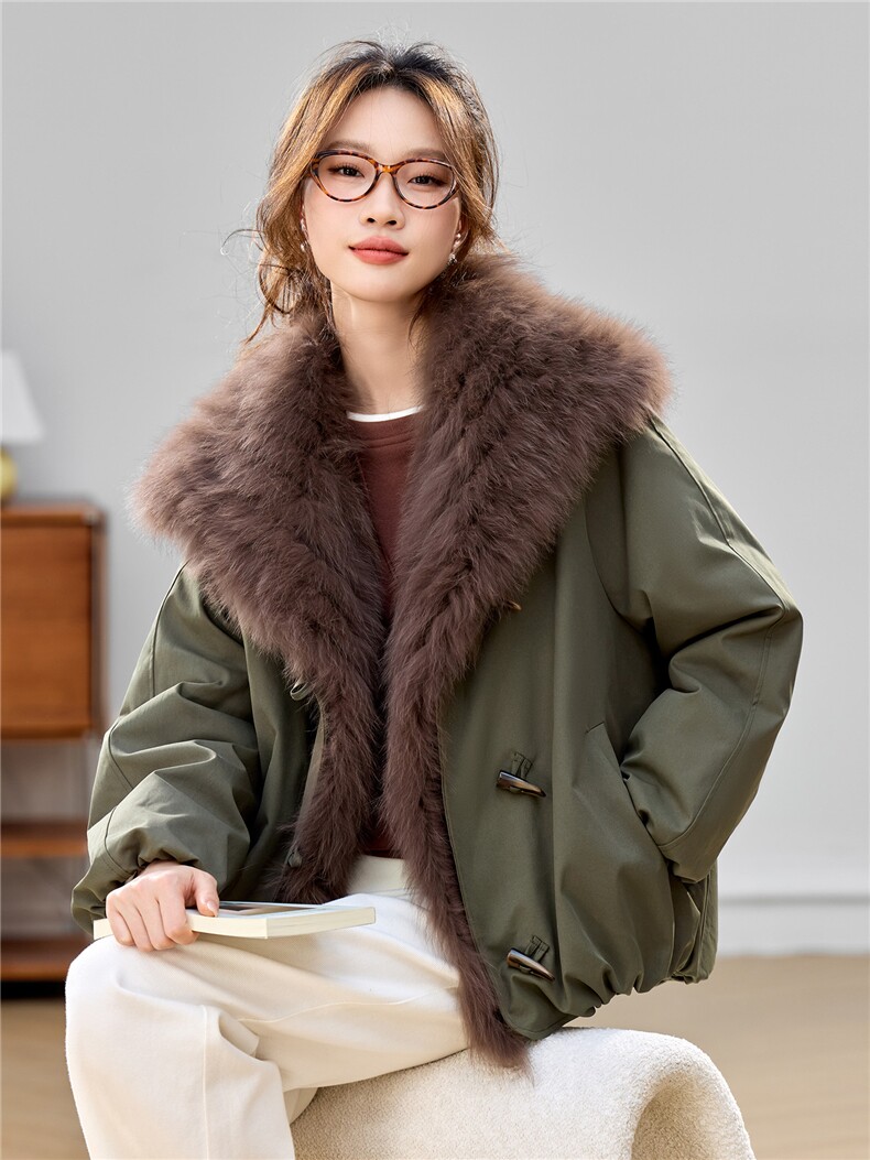 大毛领派克羽绒服女短款2025年冬季新款宽松牛角扣白鹅绒保暖外套,女装羽绒服,琦鑫阁（原依鑫阁）
