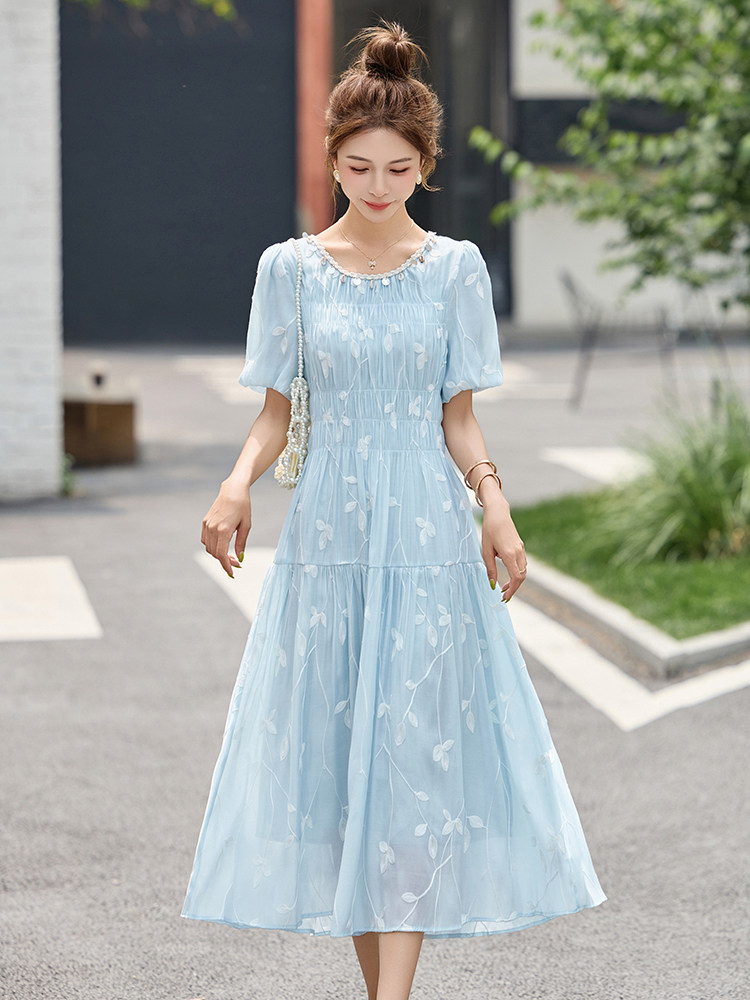 浅蓝色刺绣连衣裙女夏中长款2025今年流行巨好看减龄甜美a字裙子,女装连衣裙,布芭啦