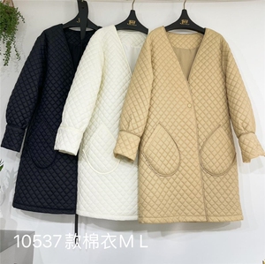 轻薄衣，感情寻找它的模特儿，衣服挂在橱窗，有太多人适合，图片