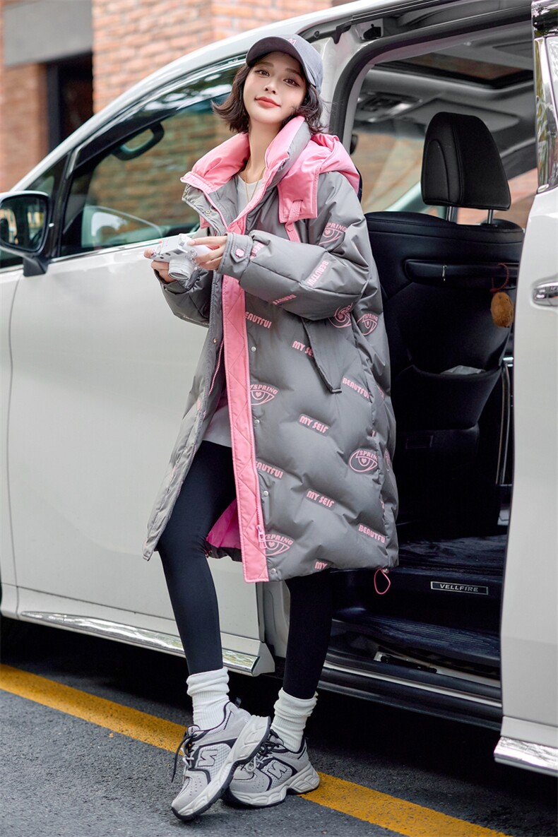 设计感印花撞色羽绒服女中长款2024冬新款加厚保暖连帽白鸭绒外套,女装羽绒服,雅静靓衣