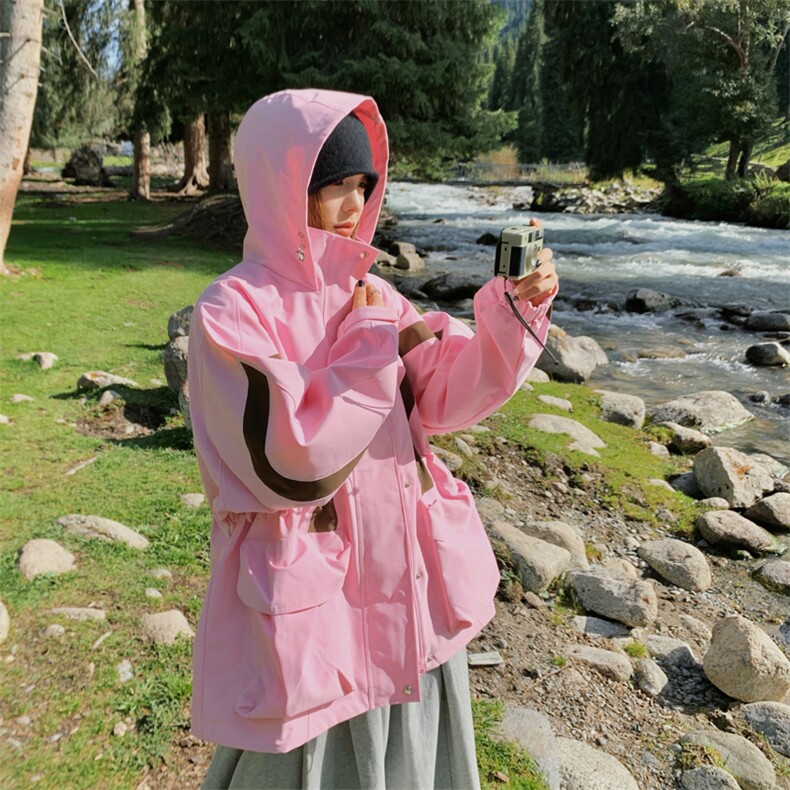 182-8573-P165-K238-粉色条纹设计感冲锋衣外套风衣，女装短外套，帛香坊