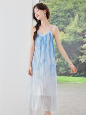 《现货26夏上新》V领吊带蓝色渐变褶皱海边度假连衣裙女，商品下架区，时尚风爆