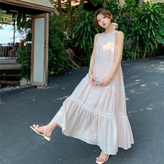 蕾丝拼接粉色挂脖露肩连衣裙女夏季新款森系绝美度假风显瘦仙女裙，女装连衣裙，2C233