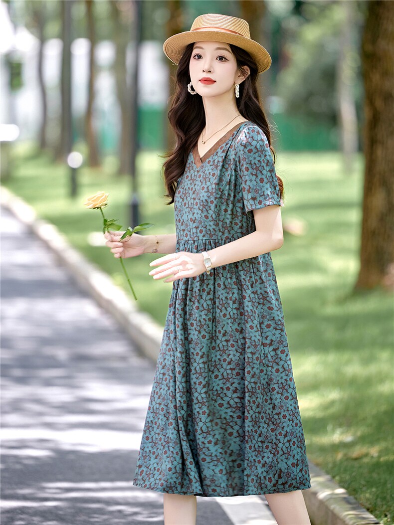 复古印花连衣裙女2025夏季新款V领气质宽松遮肚显瘦休闲碎花裙子,女装连衣裙,木橙西子