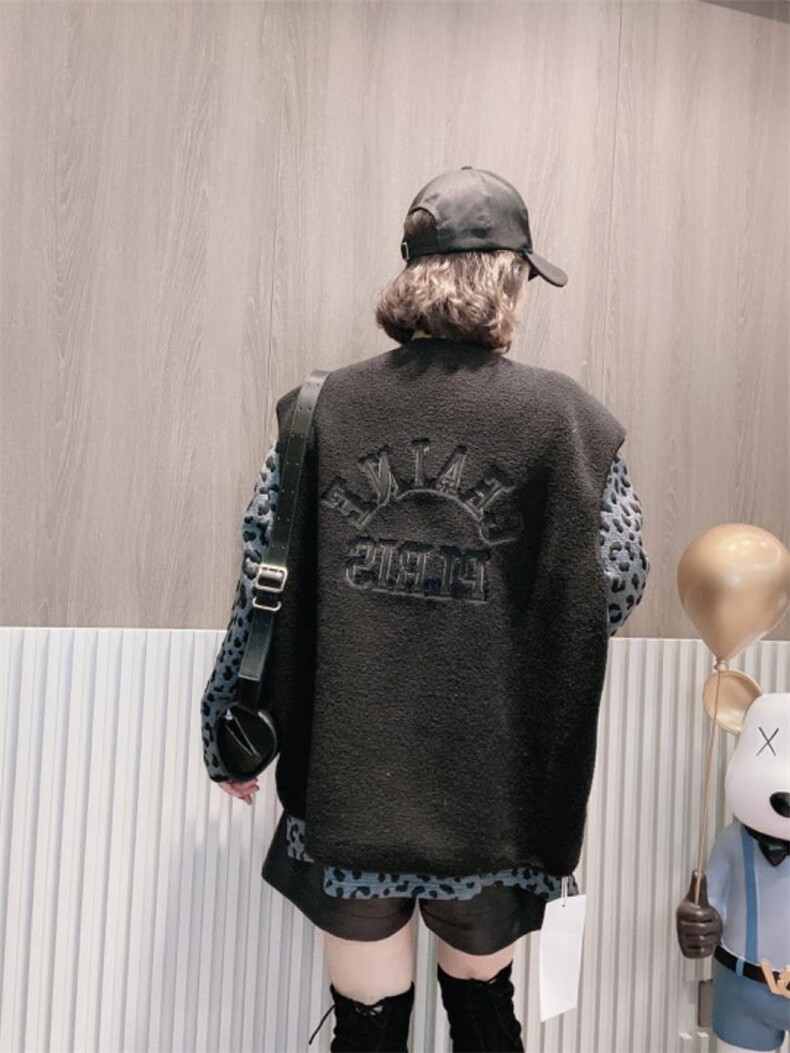 刺绣字母羊羔毛马甲ＭL，女装马甲，可纳奇