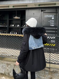 2021年冬装牛仔拼接羽绒服，时尚潮流。图片