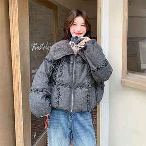 灰色羊羔毛翻领烫钻羽绒服女2025年冬季小个子加厚保暖白鸭绒外套图片