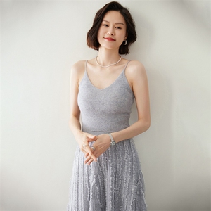 优雅气质女士吊带背心简约百搭V领设计贴身穿着展现迷人曲线图片