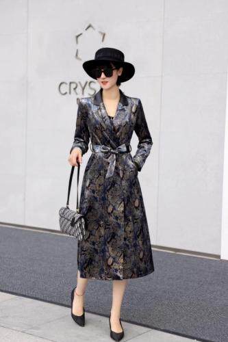 进口丝绒印花莽纹风衣，女装风衣，澳洛菲