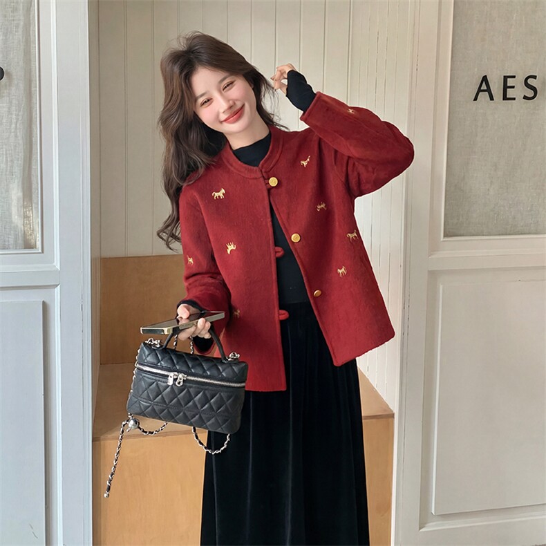 现货主推好数据早春刺绣马到成功红色双面羊毛呢外套p215-k328，女装毛呢外套，丝露怡语
