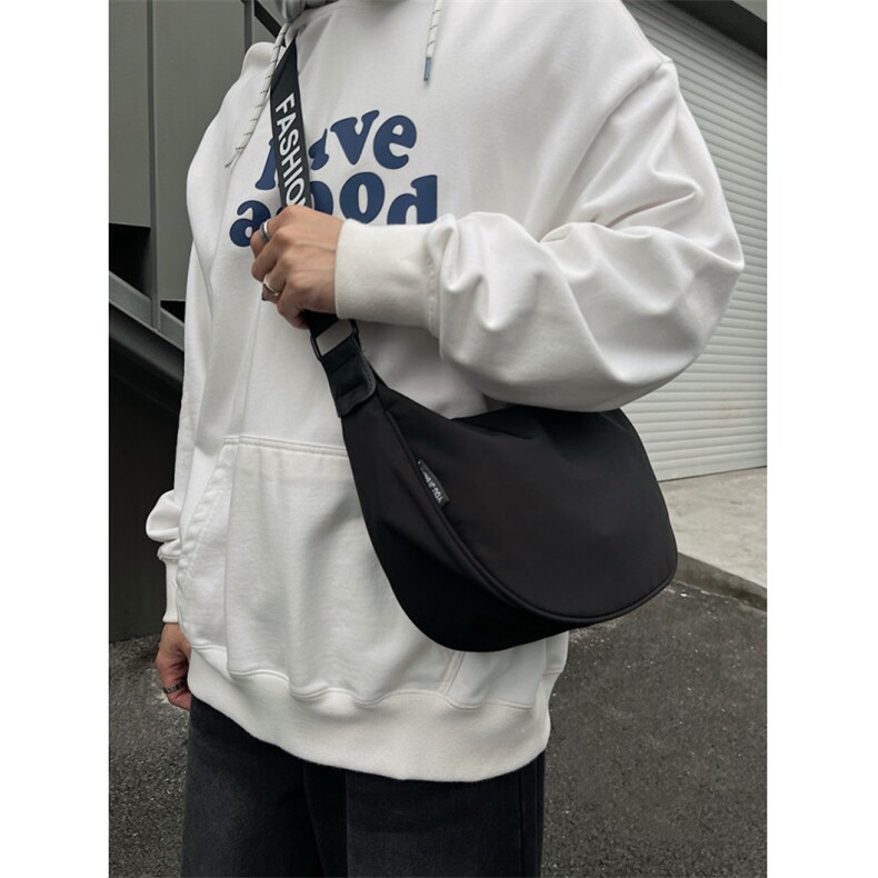 潮酷黑色大容量斜挎单肩包潮男PU手提包FC80-P45图片