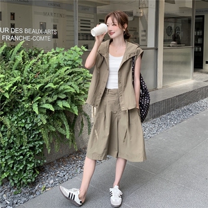 又a又飒高级感穿搭卡其色无袖套装女夏季超火好看减龄短裤两件套图片