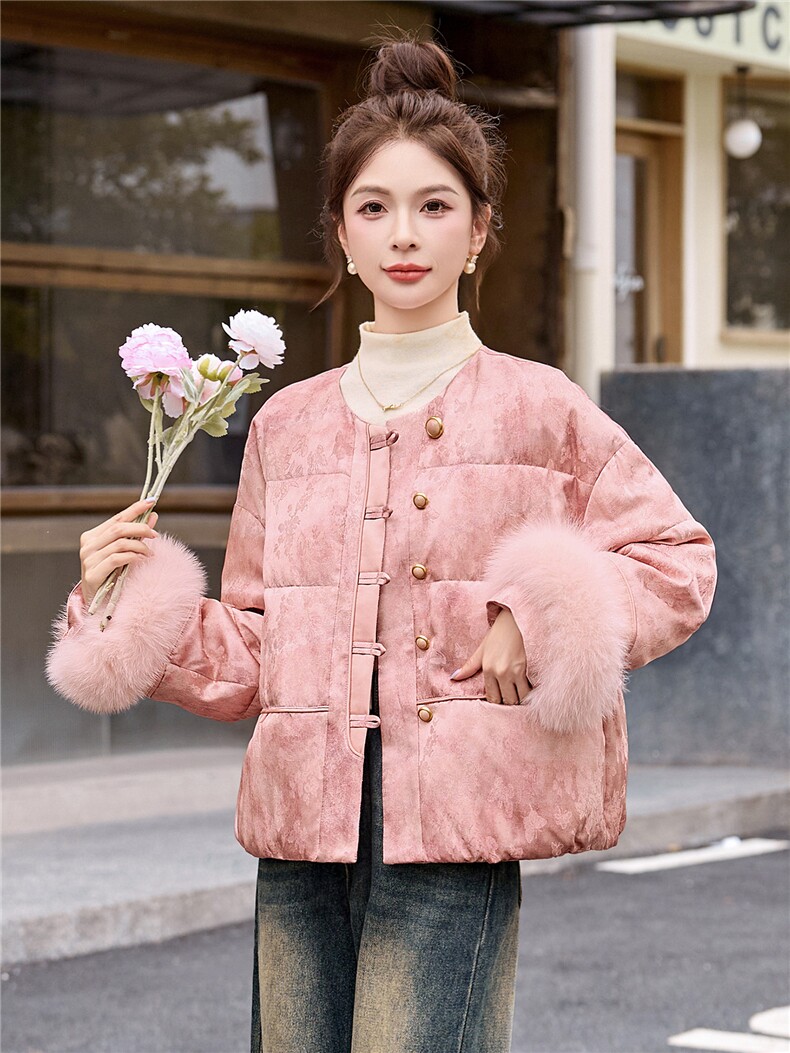 现货新中式羽绒服女2025冬季新款巨好看的短款粉色狐狸毛保暖外套,女装羽绒服,艾仟回(原伊仟回)