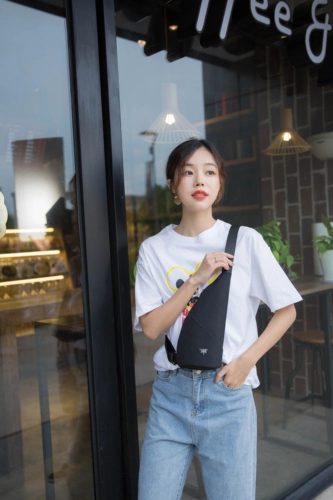 Весенняя маленькая нагрудная сумка, универсальная трендовая сумка на одно плечо подходит для мужчин и женщин, 2022