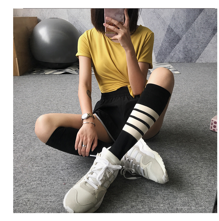 Vớ thể dục nữ ống giữa chuyên nghiệp chạy thể thao vớ dài ống lưới sọc đỏ mùa hè mồ hôi tập yoga - Vớ thể thao tất feetures
