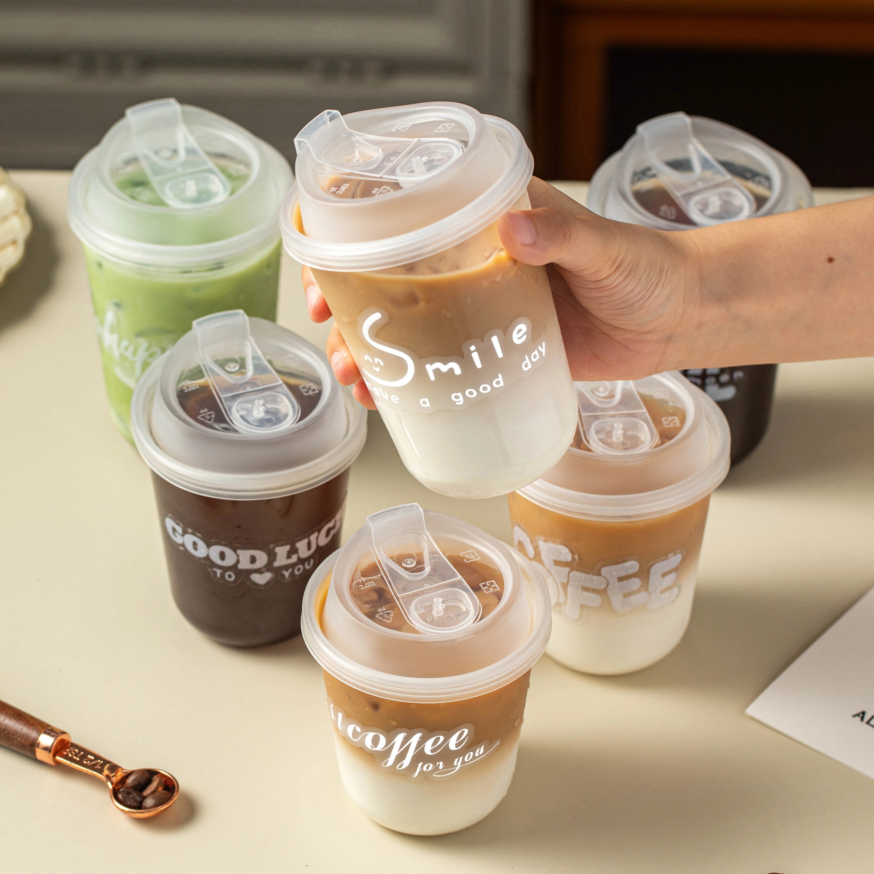 使い捨てコーヒーカップミルクティーカップ蓋付きプラスチック透明飲料カップ家庭用厚手シール